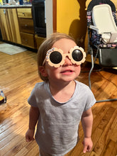 Load image into Gallery viewer, Kid’s Beaded Flower Sunglasses
